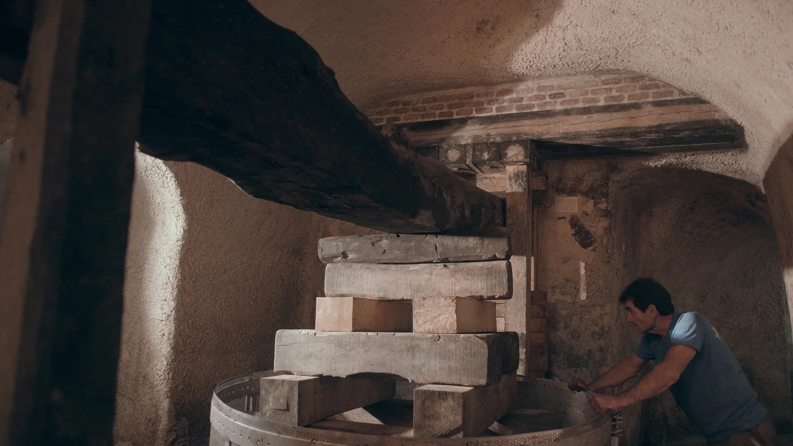 Bodega subterranea EmeBodegas en Fuensaldaña - Enoturismo autentico